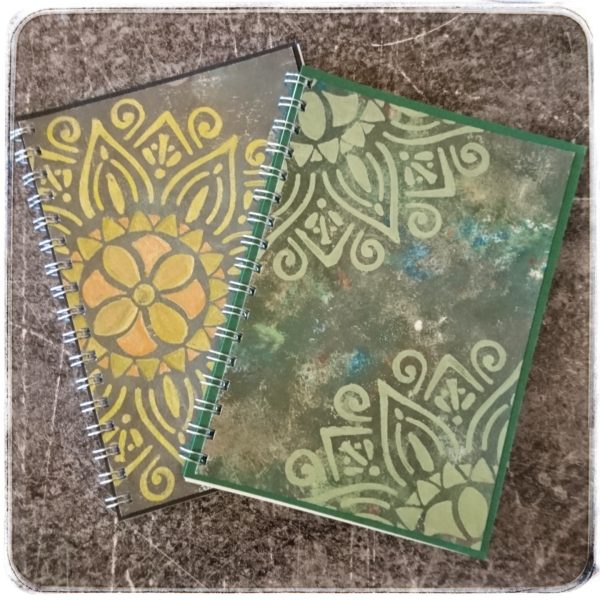 Notizbücher mit Metallic-Mandala auf marmoriertem Papier